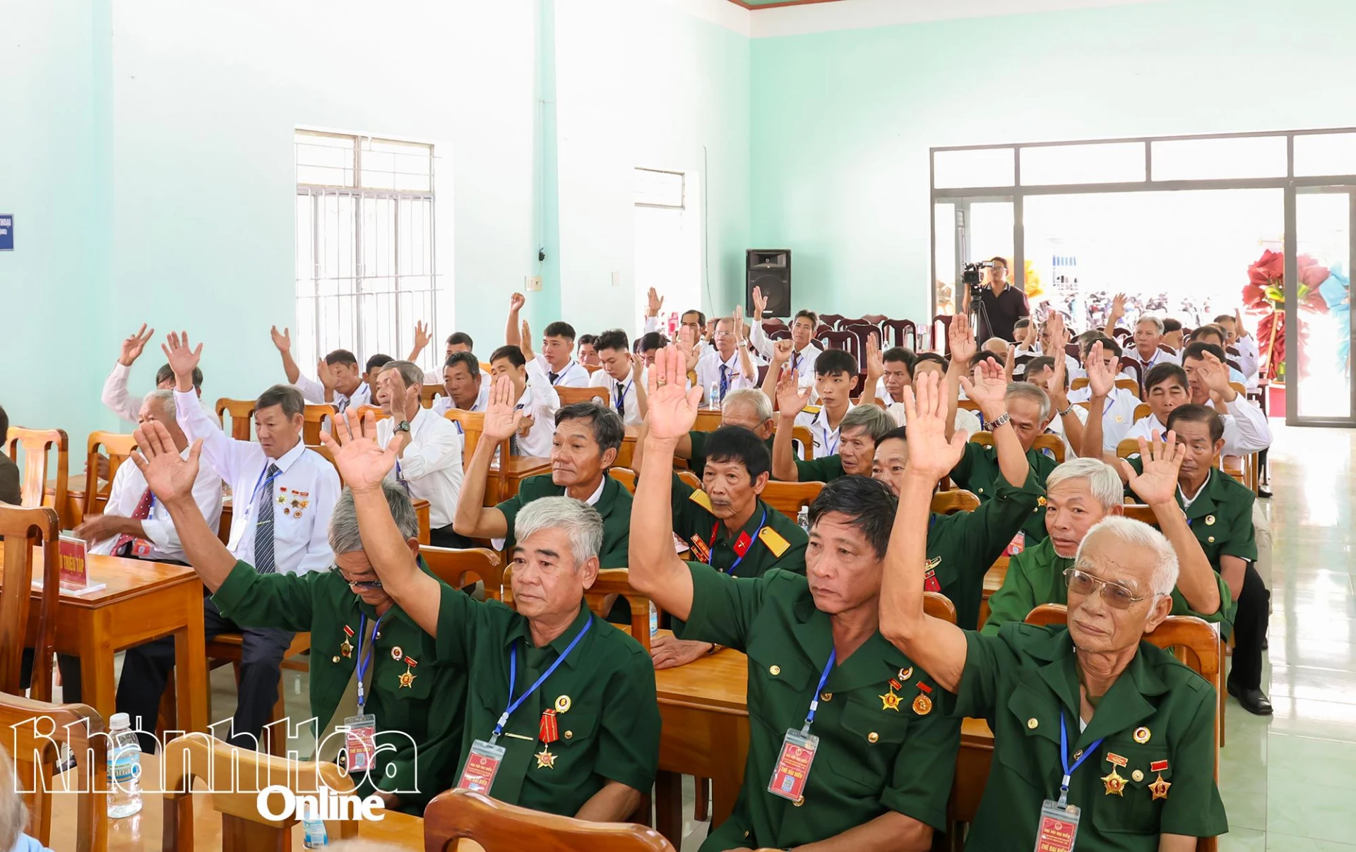 Đại biểu biểu quyết thông qua nghị quyết đại hội.