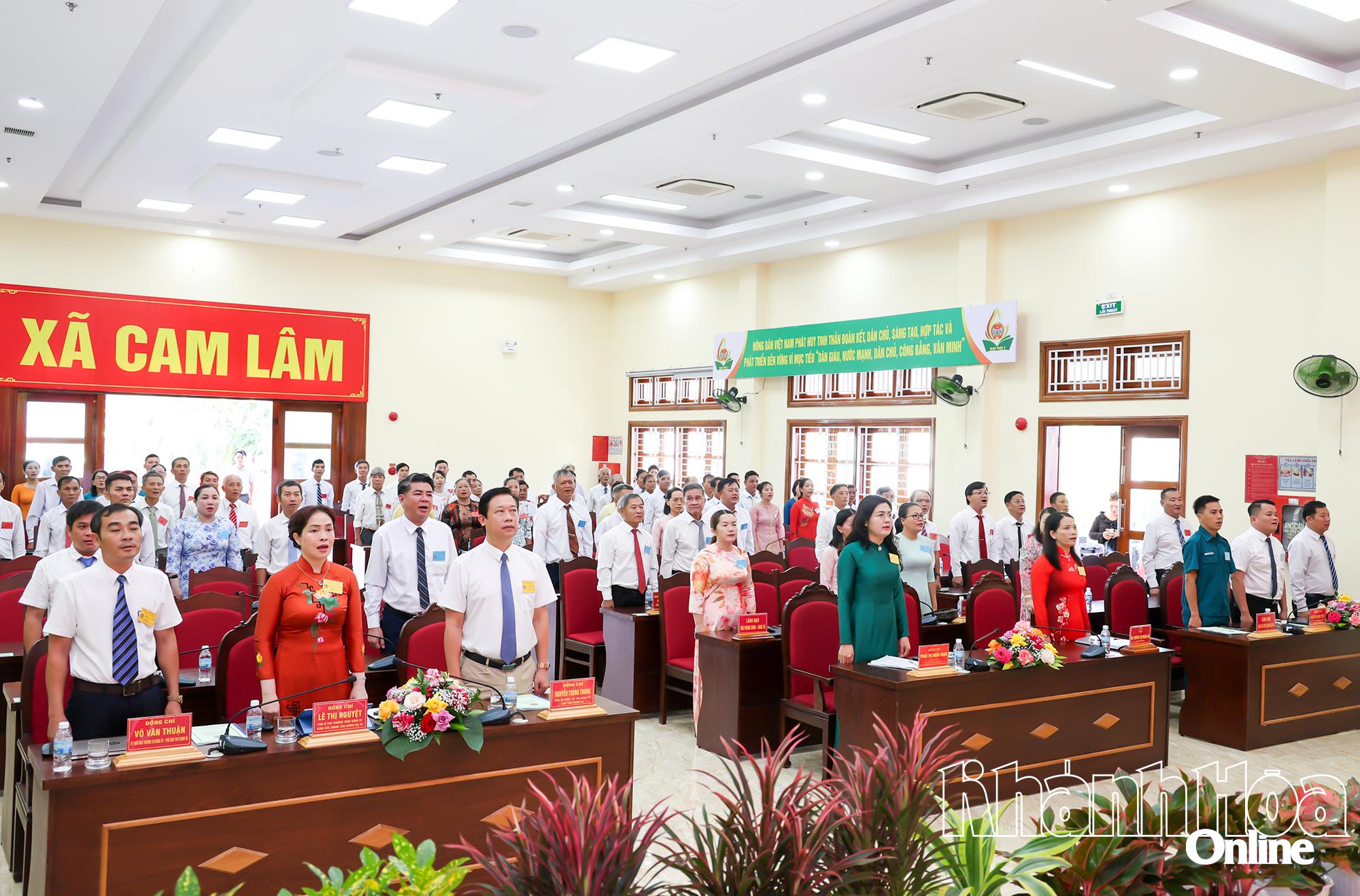 Các đại biểu thực hiện nghi thức chào cờ tại đại hội.