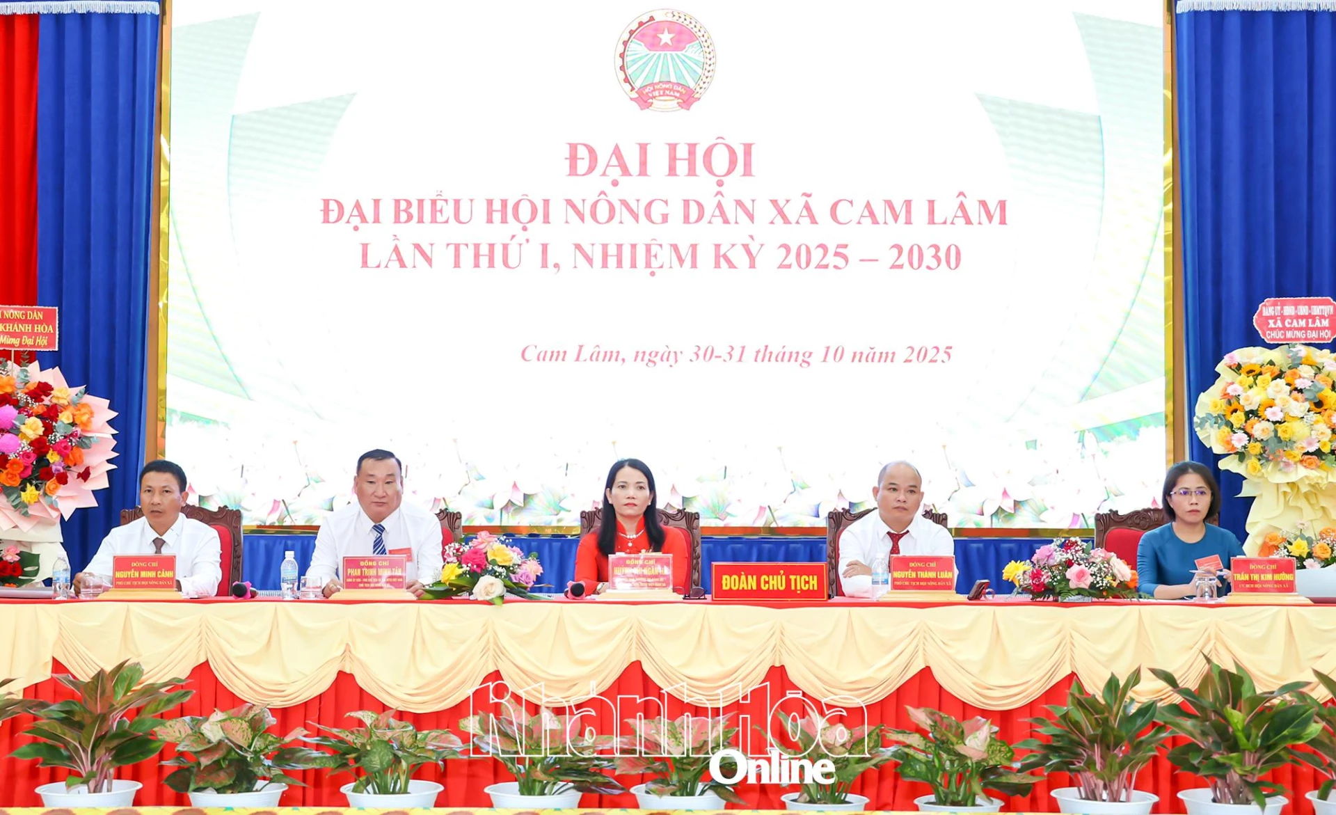 Đoàn Chủ tịch điều hành đại hội.