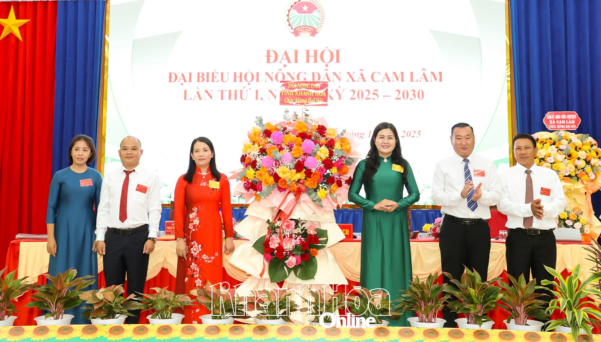 Lãnh đạo Hội Nông dân tỉnh tặng hoa chúc mừng đại hội.