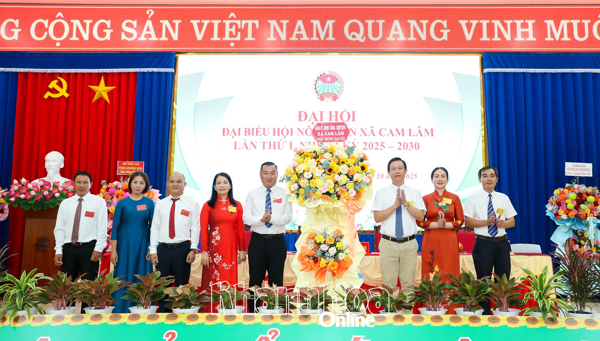 Lãnh đạo xã Cam Lâm tặng hoa chúc mừng đại hội.