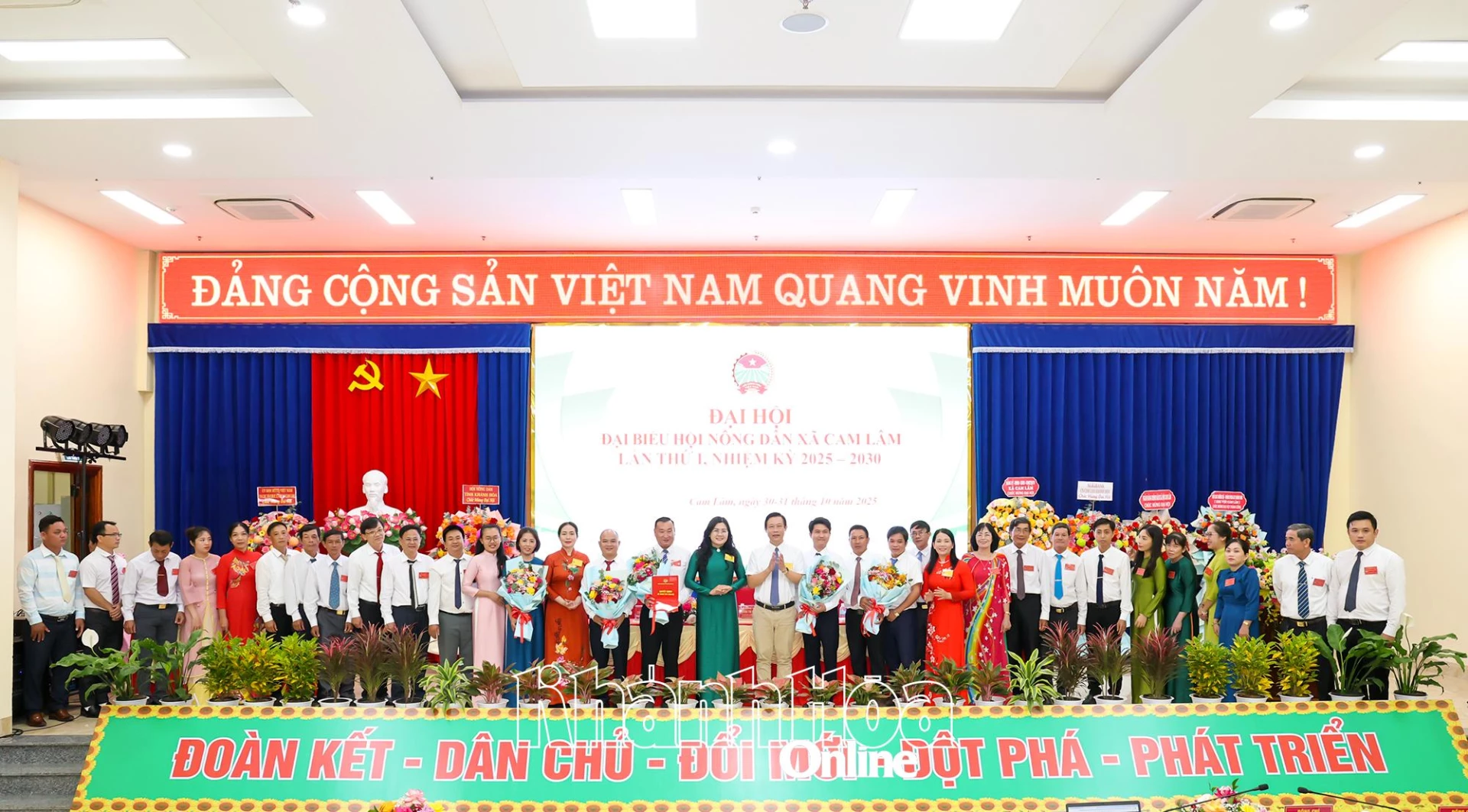 Lãnh đạo Hội Nông dân tỉnh và xã Cam Lâm tặng hoa cho Ban Chấp hành Hội Nông dân xã Cam Lâm nhiệm kỳ 2025-2030.