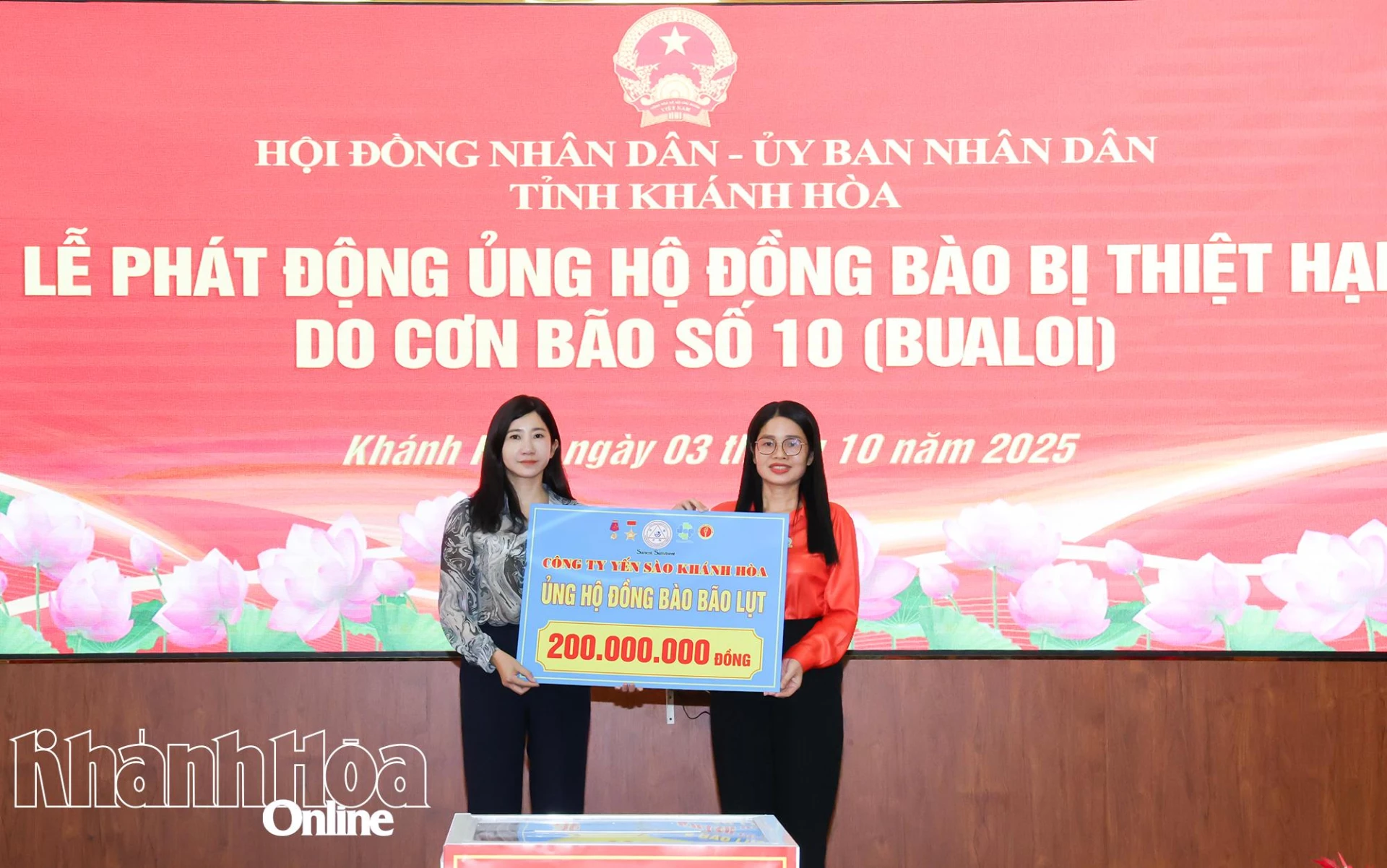 Công ty Yến sào Khánh Hòa trao bảng ủng hộ 200 triệu đồng.