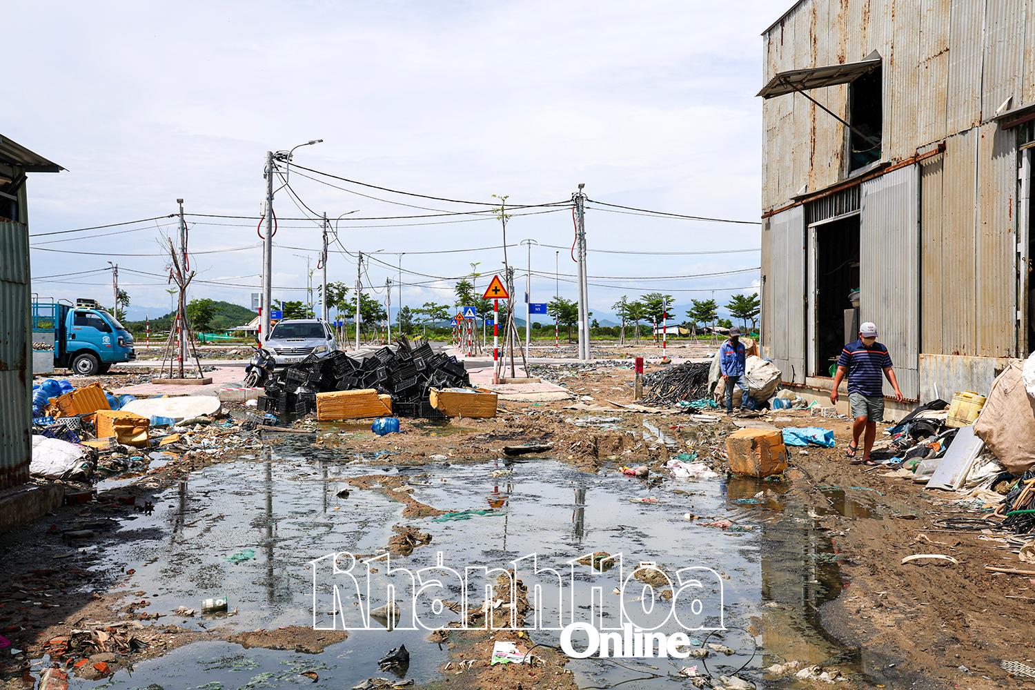Nước thải ứ đọng trên đường gây sình lầy và ô nhiễm.