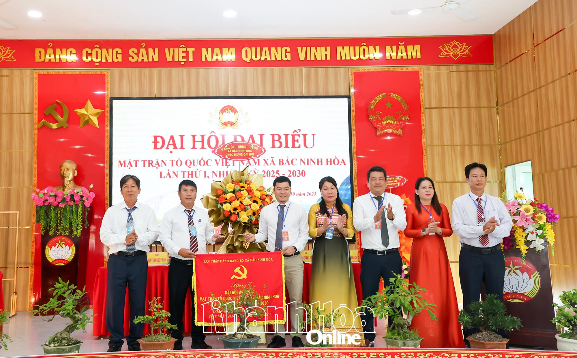 Đảng ủy, HĐND, UBND xã Bắc Ninh Hòa tặng hoa chúc mừng Đại hội.