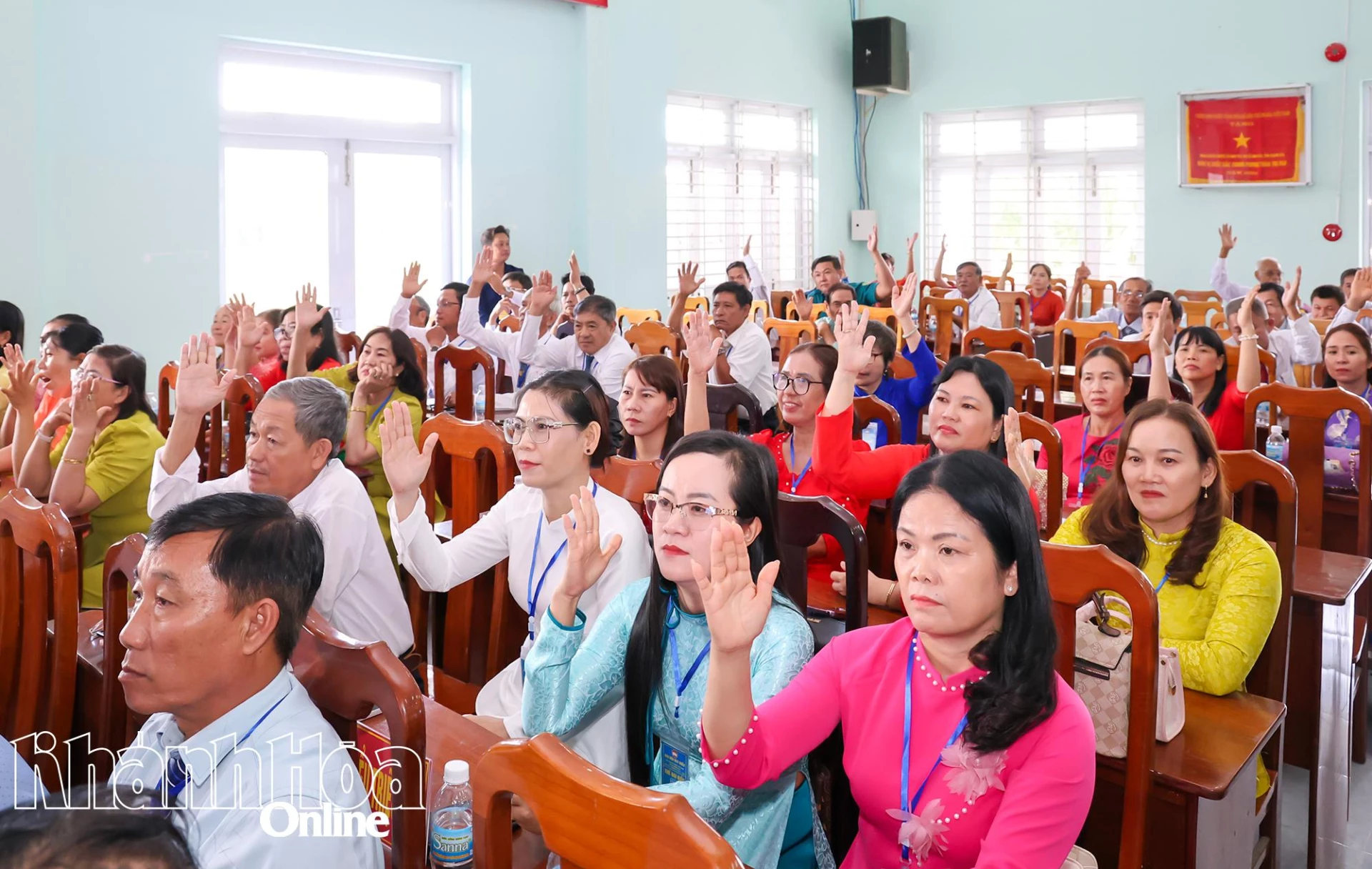 Đại biểu biểu quyết tại đại hội.