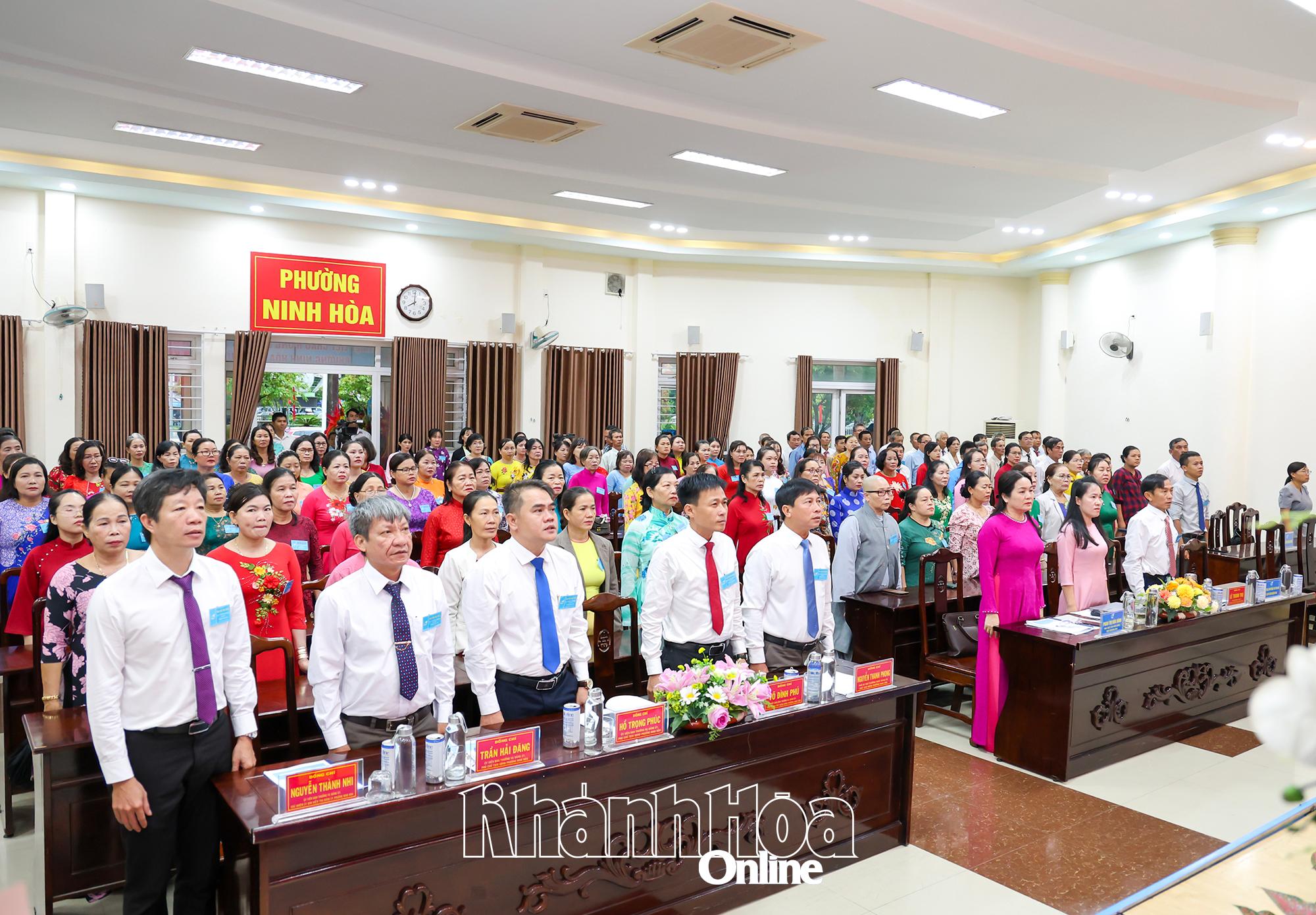 Nghi thức chào cờ tại đại hội.