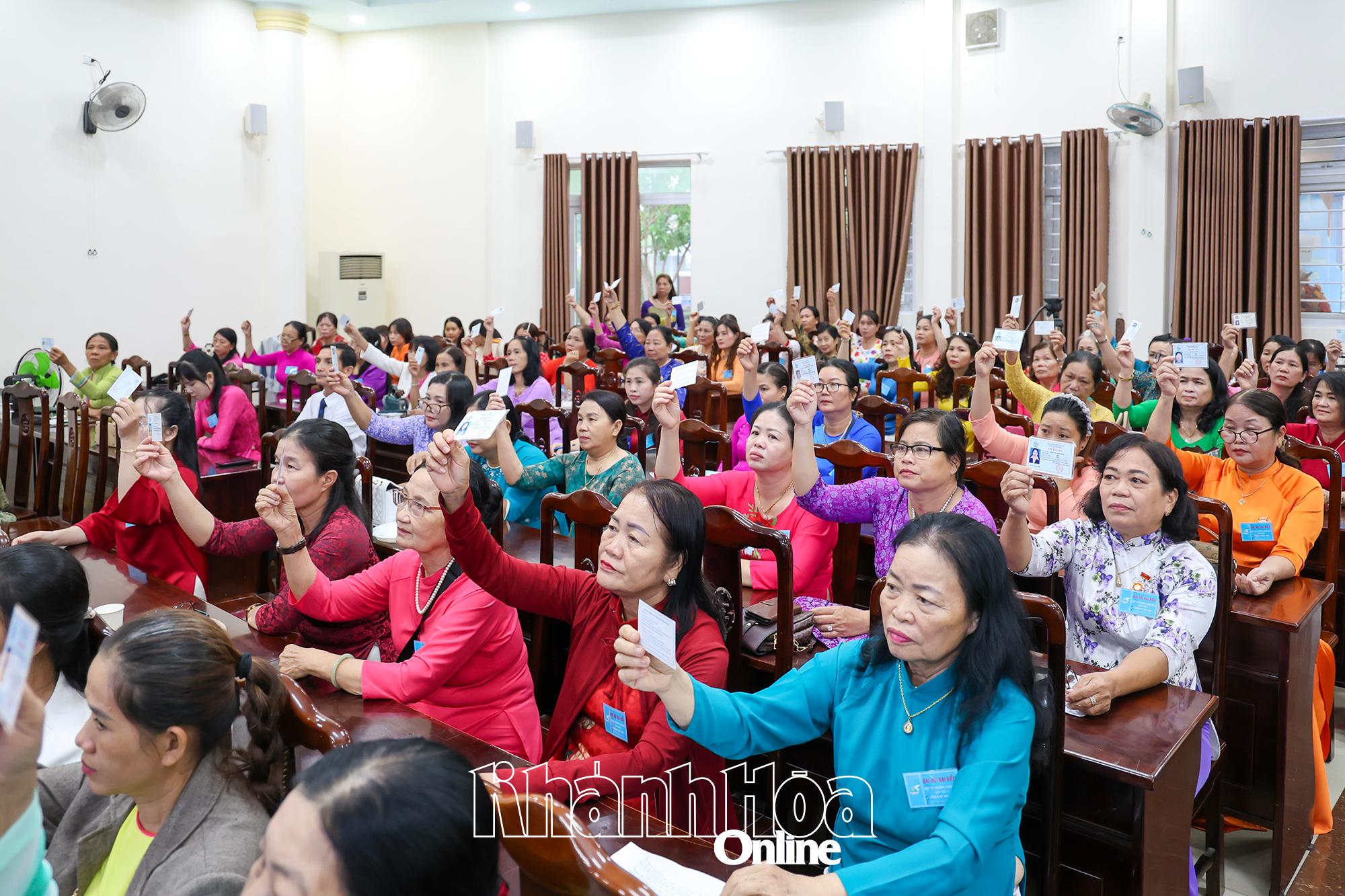 Đại biểu biểu quyết thông qua các nội dung tại đại hội.