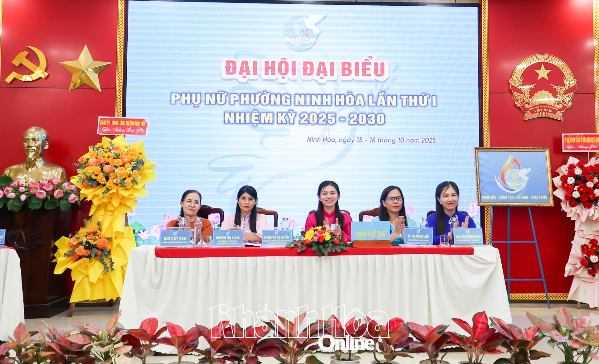 Đoàn chủ tịch điều hành đại hội.