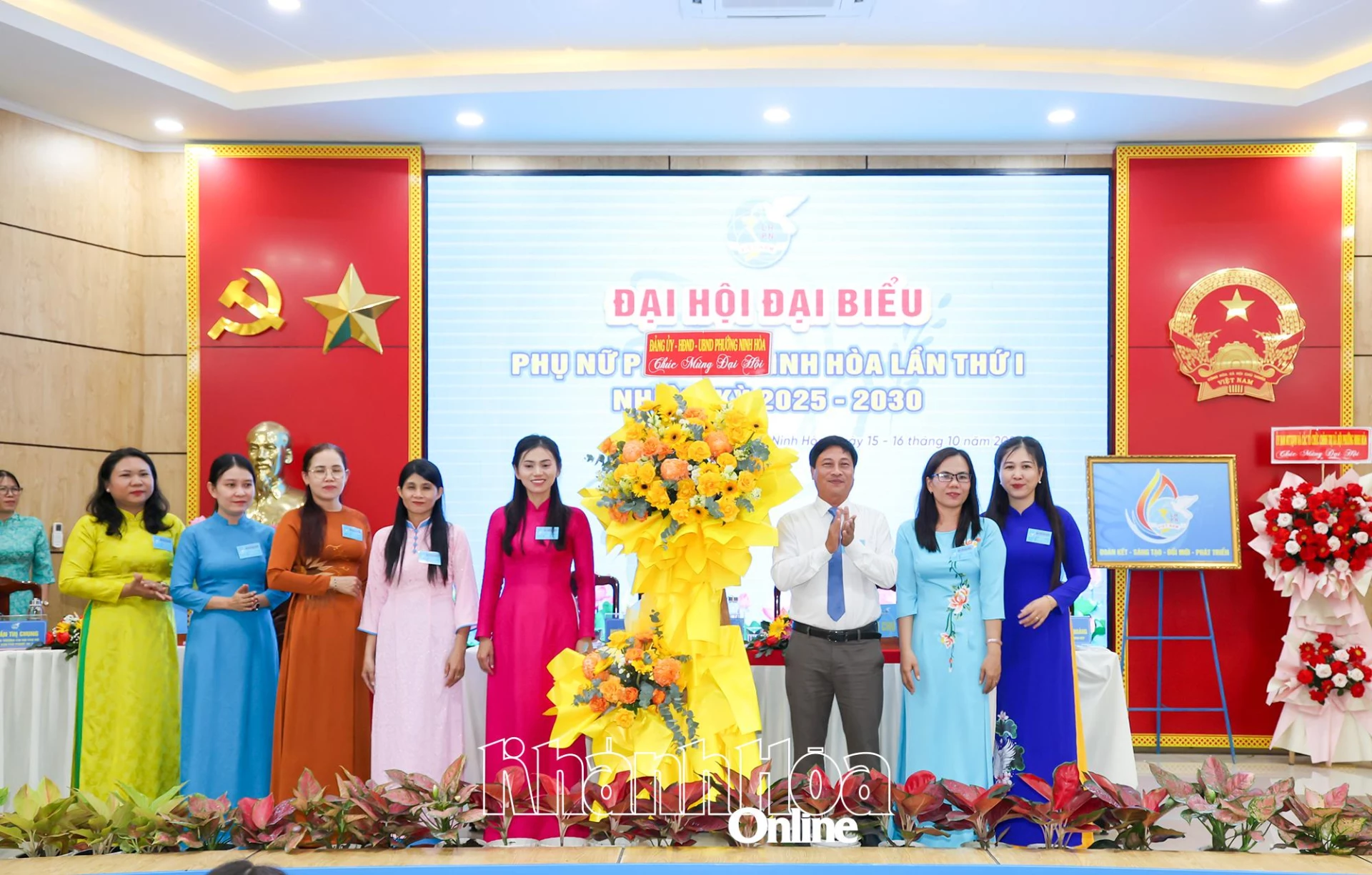 Lãnh đạo phường Ninh Hòa tặng hoa chúc mừng đại hội.