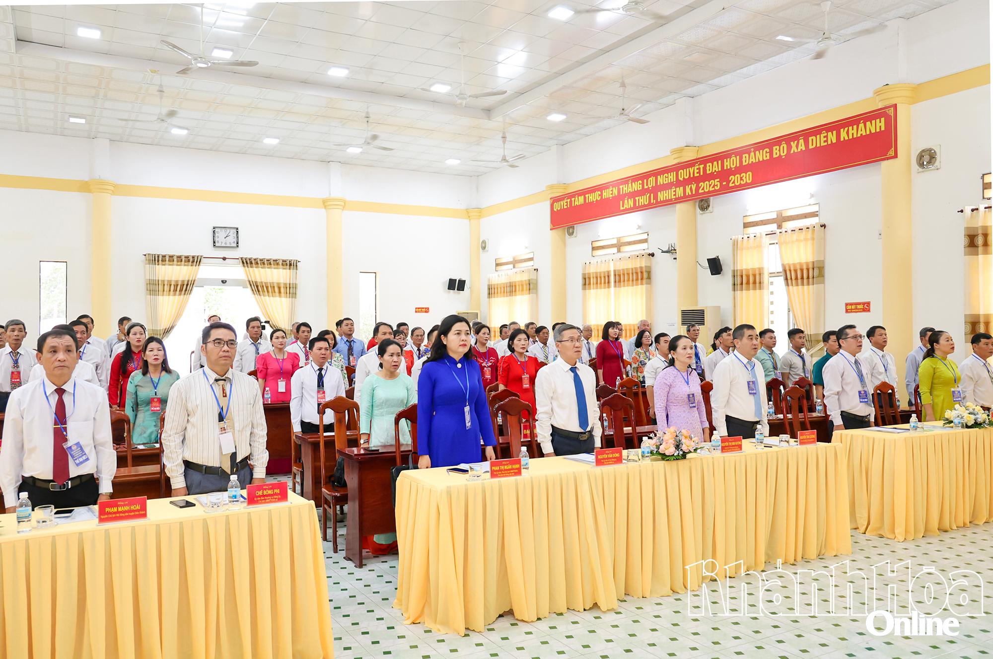 Các đại biểu thực hiện nghi lễ chào cờ tại đại hội.