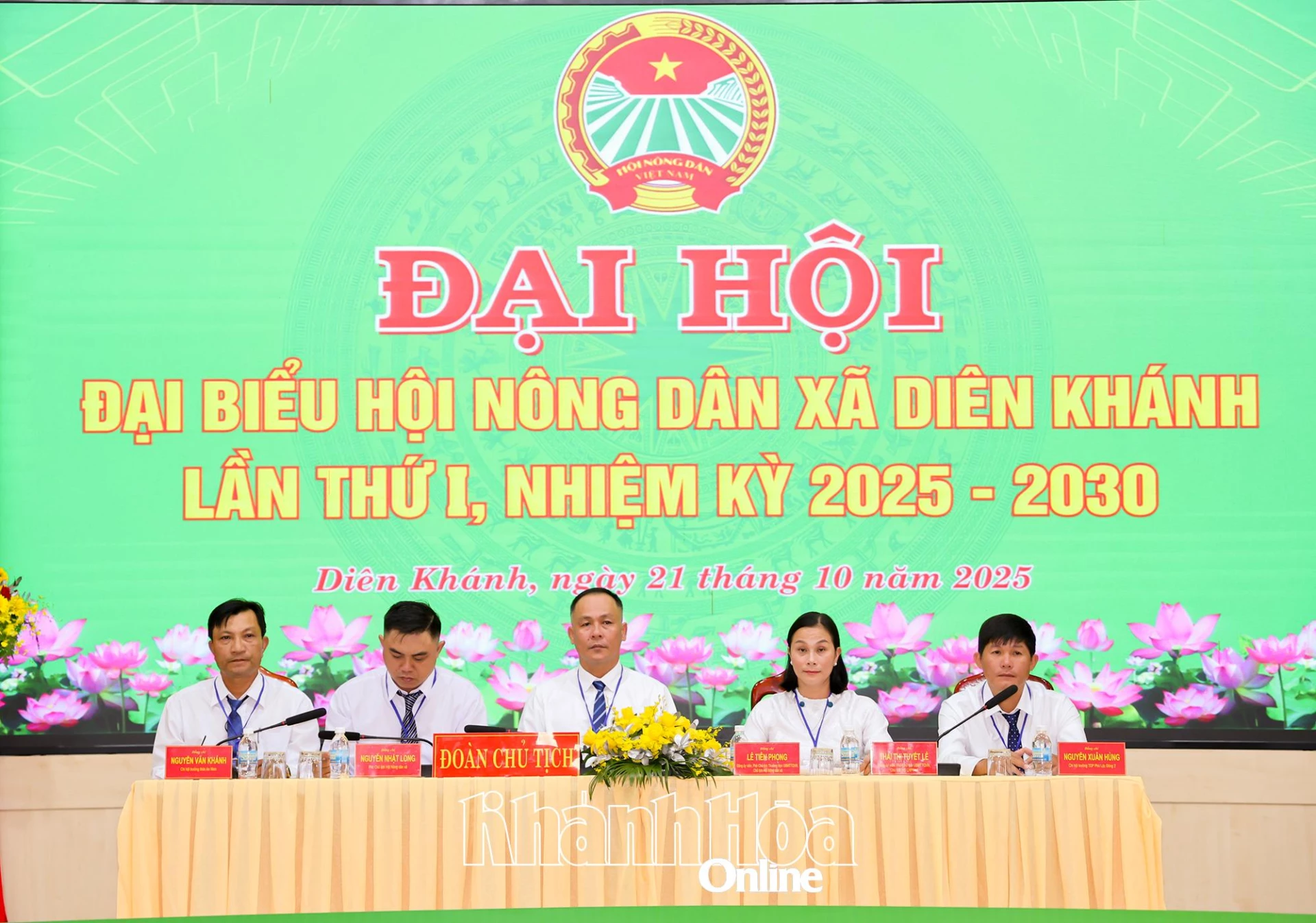 Đoàn Chủ tịch điều hành đại hội.