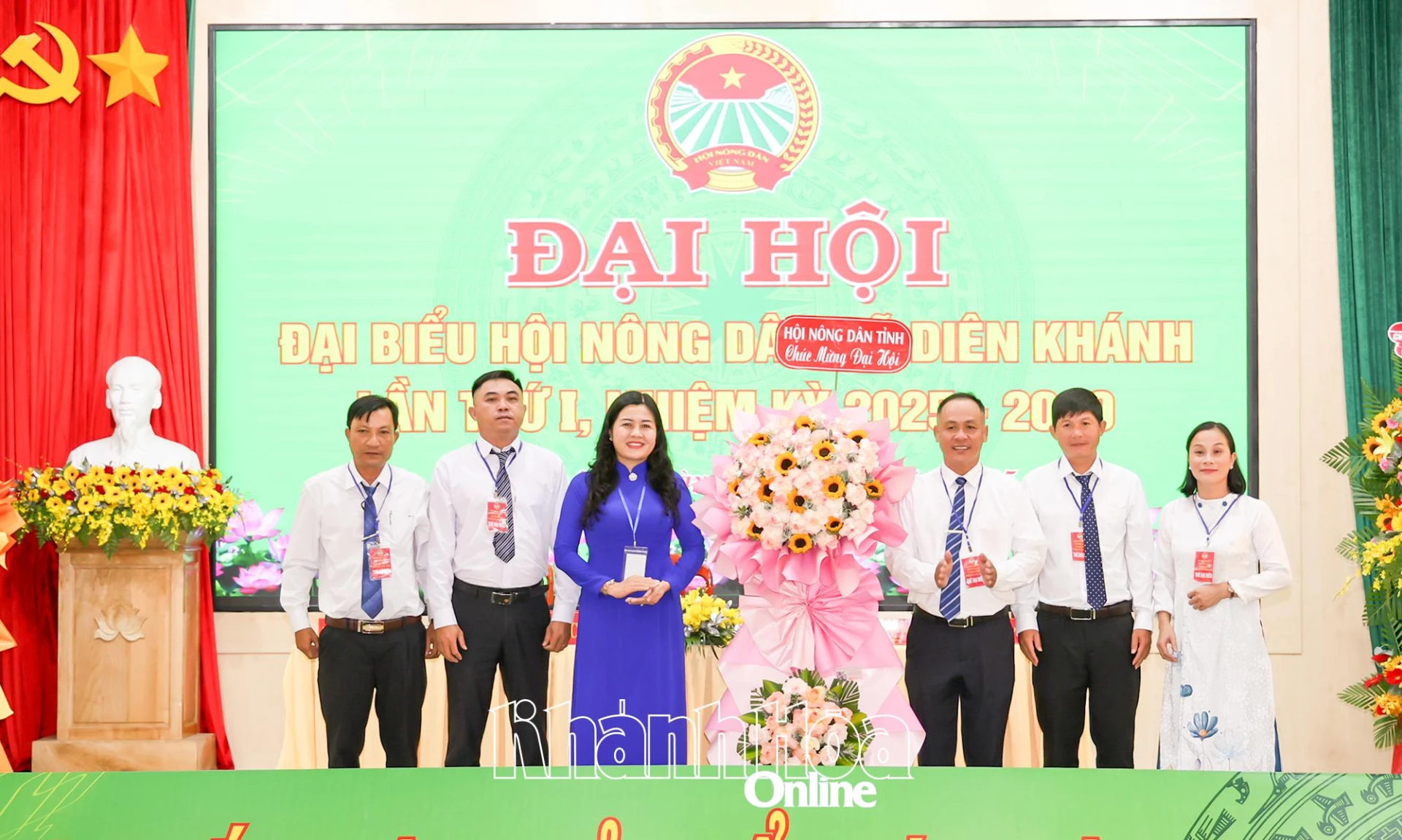 Lãnh đạo Hội nông dân tỉnh tặng hoa chúc mừng đại hội.