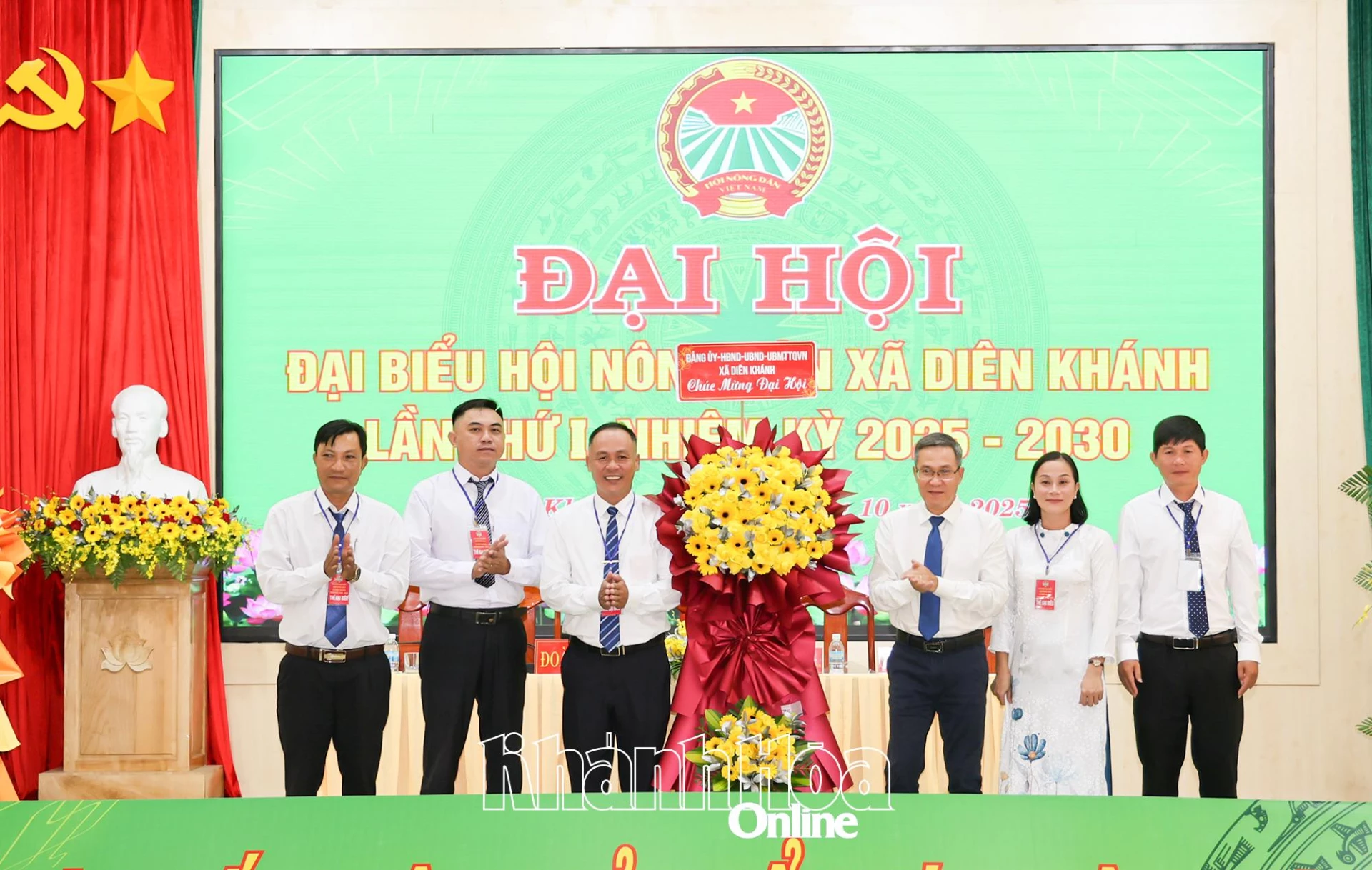 Lãnh đạo xã Diên Khánh tặng hoa chúc mừng đại hội.