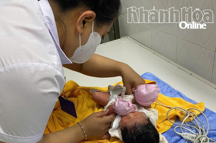 Kịp thời cứu bé gái sơ sinh bị bỏ rơi
