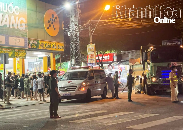 Va chạm với xe tải, một phụ nữ tử nạn