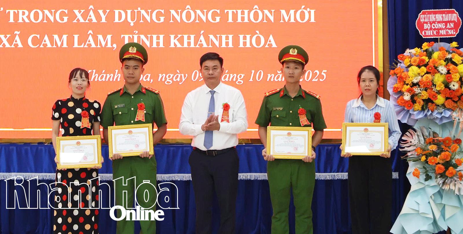 Lãnh đạo UBND xã Cam Lâm trao giấy khen cho các cá nhân