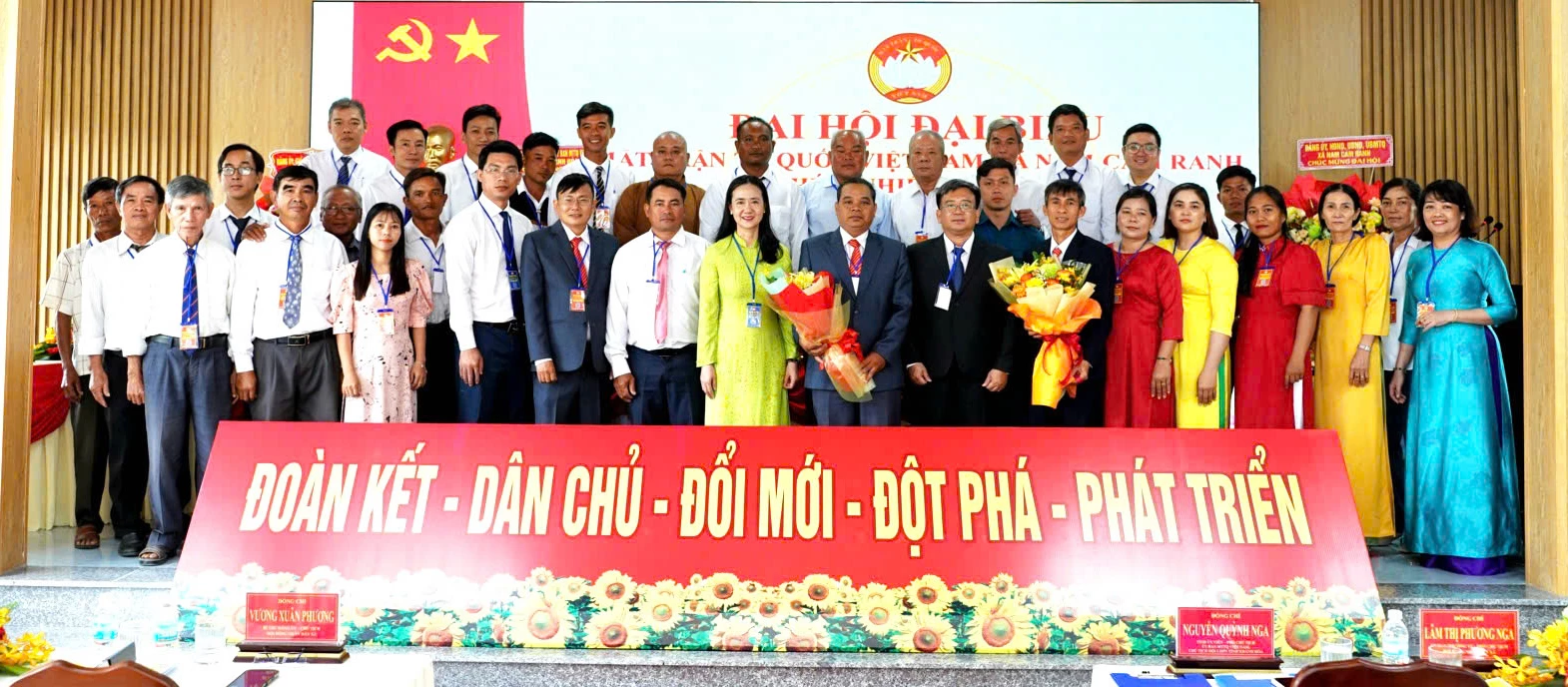 Ủy viên Ủy ban MTTQ Việt Nam xã Nam Cam Ranh nhiệm kỳ 2025- 2030 ra mắt tại Đại hội