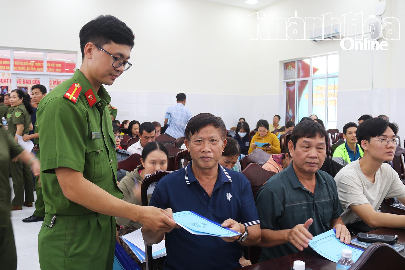 Công an phường phát tài liệu triển khai Luật Phòng cháy, chữa cháy và cứu nạn, cứu hộ cho các đại biểu