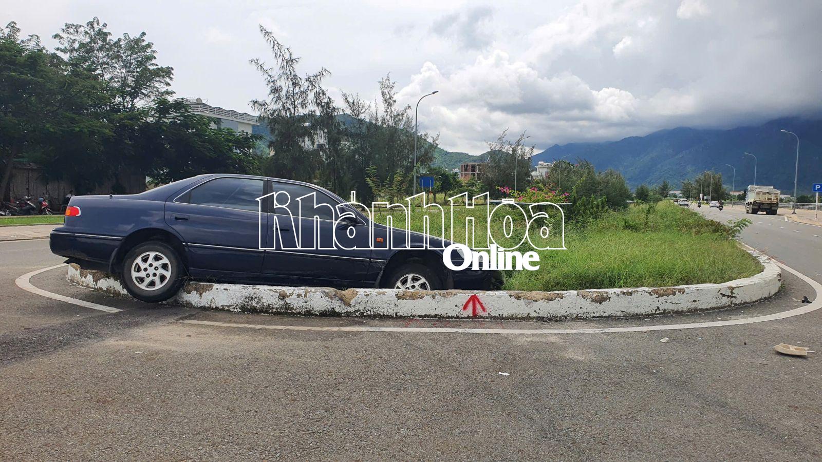 Va chạm mạnh khiến xe Camry bị hất văng lên dải phân cách