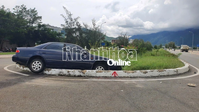 Va chạm với xe tải, xe Camry 4 chỗ bị hất văng lên dải phân cách