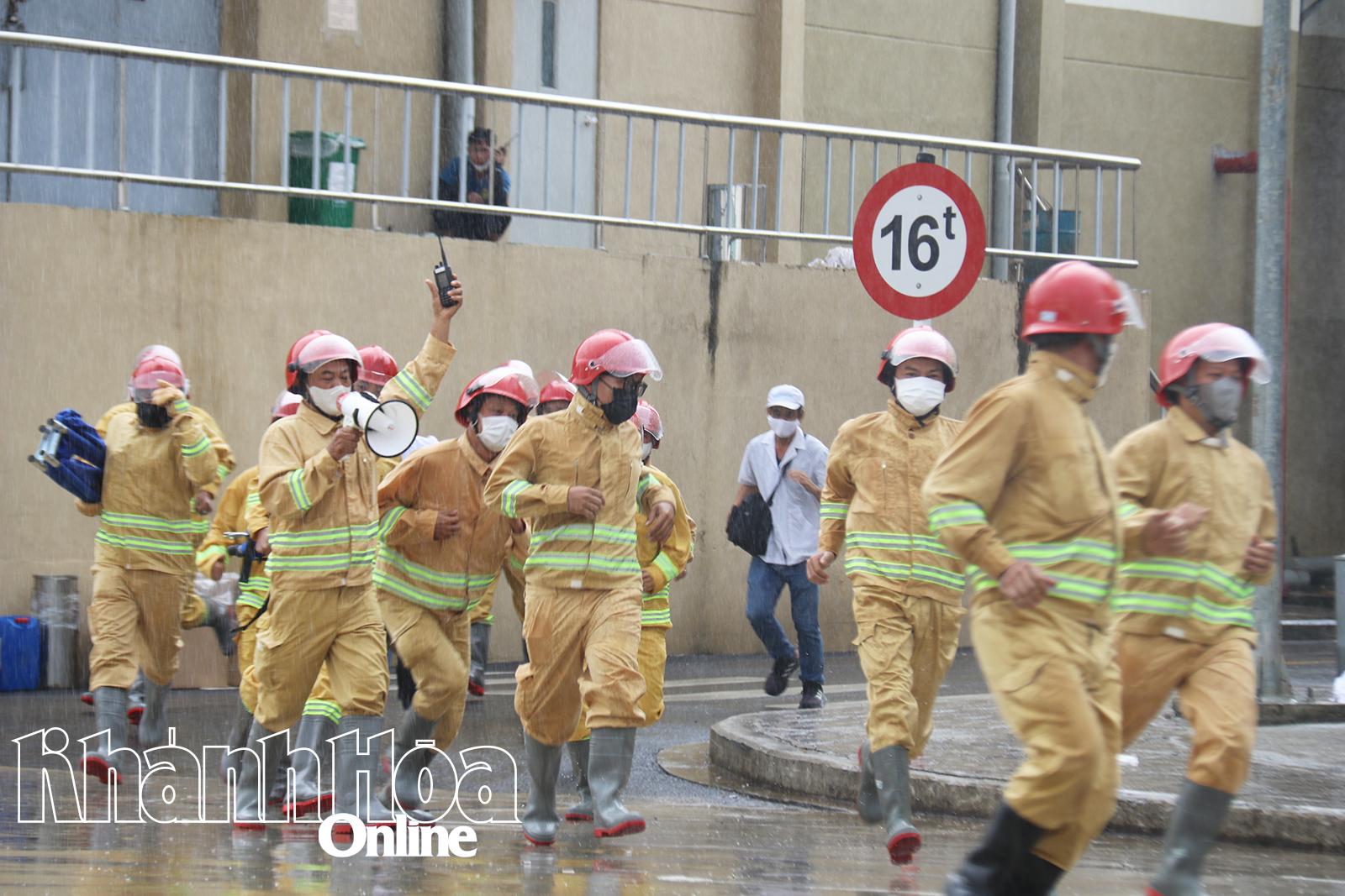 Nhận tin báo cháy, lực lượng chữa cháy cơ sở khẩn trương tới hiện trường