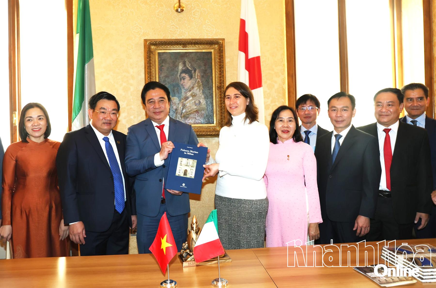 Bà Marzia Dina Pontone - Ủy viên Hội đồng thành phố Milan tặng quà cho đoàn công tác tỉnh Khánh Hòa.
