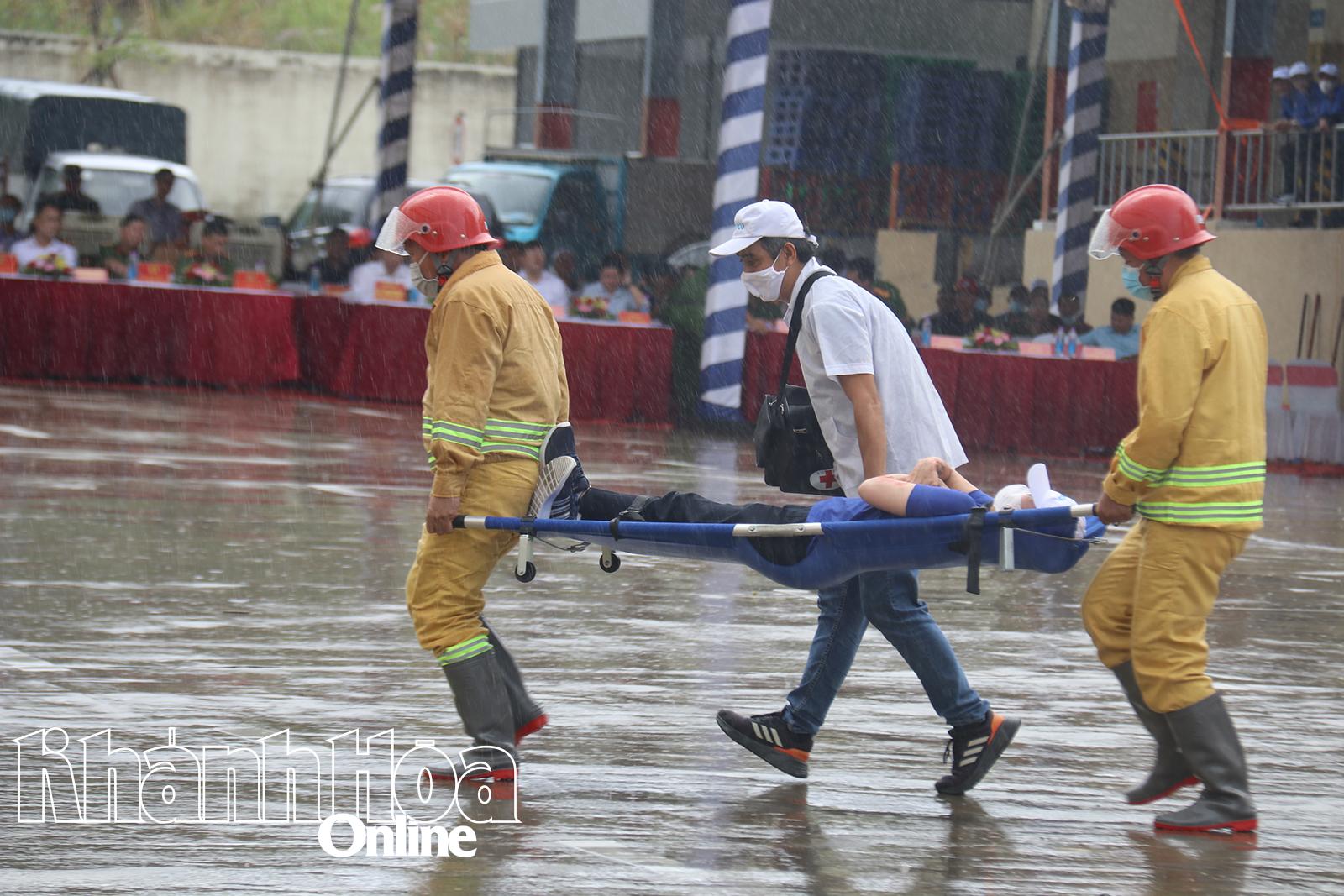 Một nạn nhân được lực lượng chữa cháy tại chỗ đưa ra khỏi hiện trường