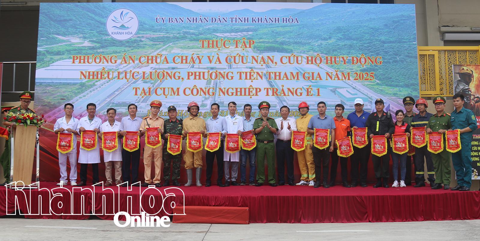 Đồng chí Lê Huyền, Đại tá Lê Quang Đồng tặng cờ lưu niệm cho các lực lượng tham gia thực tập