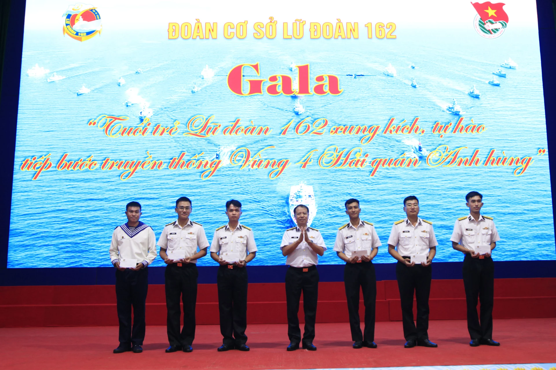 Thủ trưởng Lữ đoàn 162 trao thưởng giải bóng chuyền và cá nhân đoạt giải cao thi tìm hiểu truyền thống 50 năm xây dựng, chiến đấu và trưởng thành của Vùng 4 Hải quân.