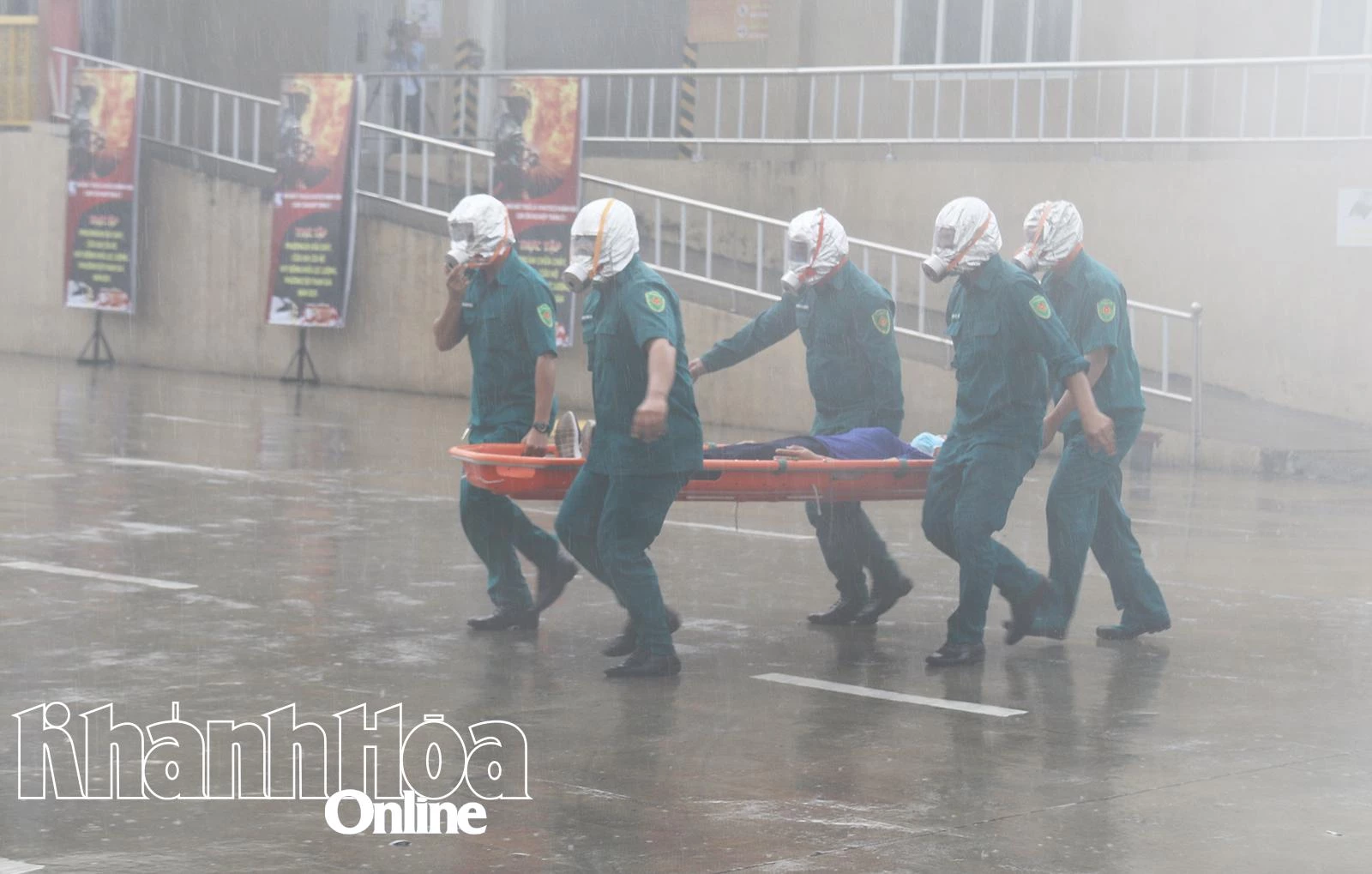 Dân quân địa phương tham gia giải cứu nạn nhân