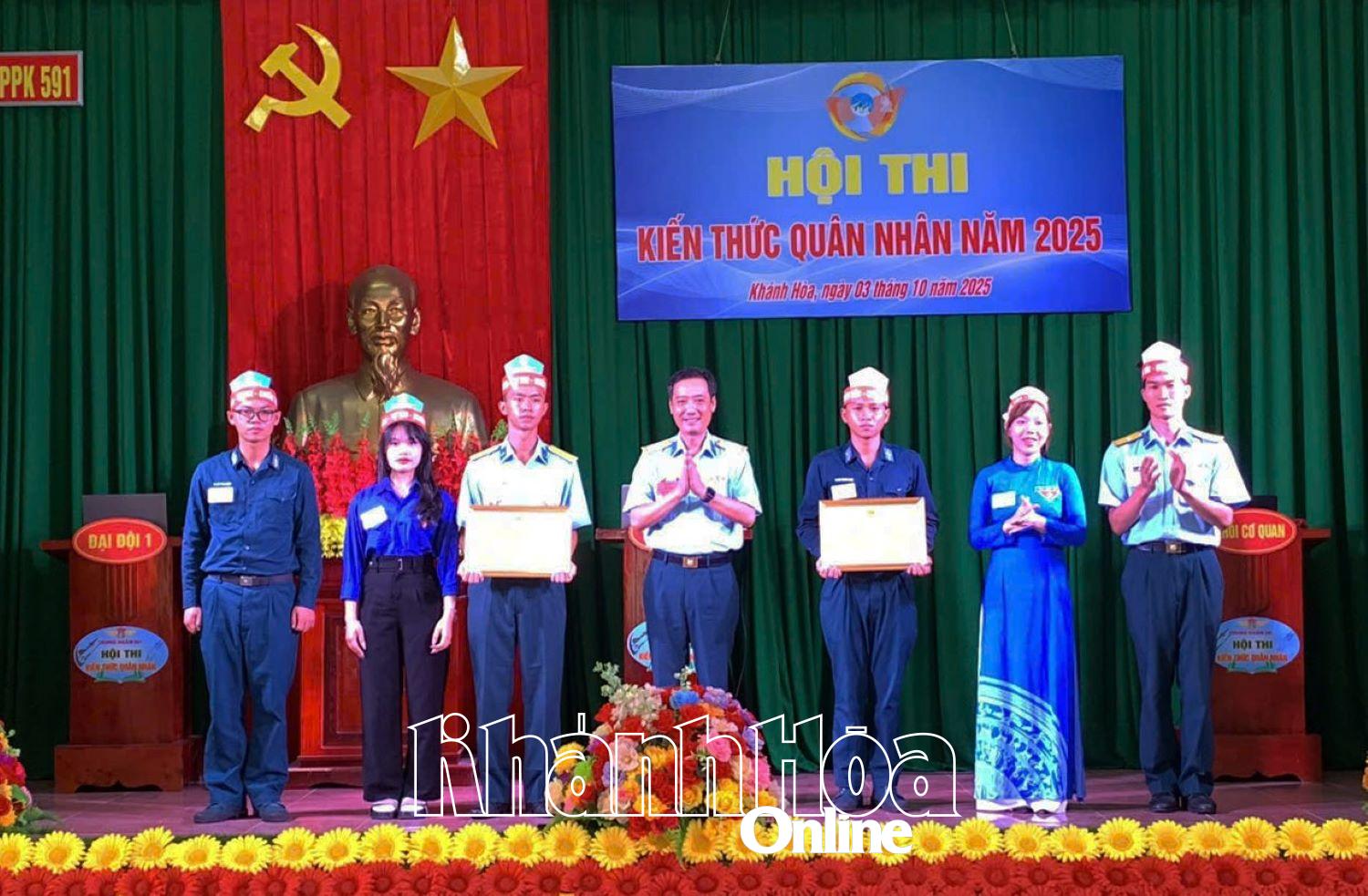 Thượng tá Ngô Mạnh Tam trao giải cho các đội.