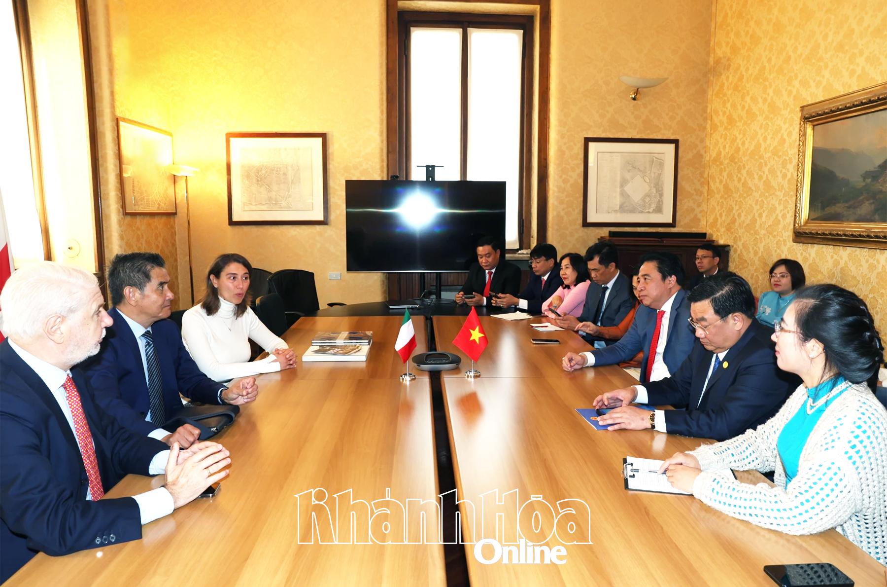 Quang cảnh buổi làm việc giữa đoàn công tác tỉnh Khánh Hòa với chính quyền thành phố Milan.
