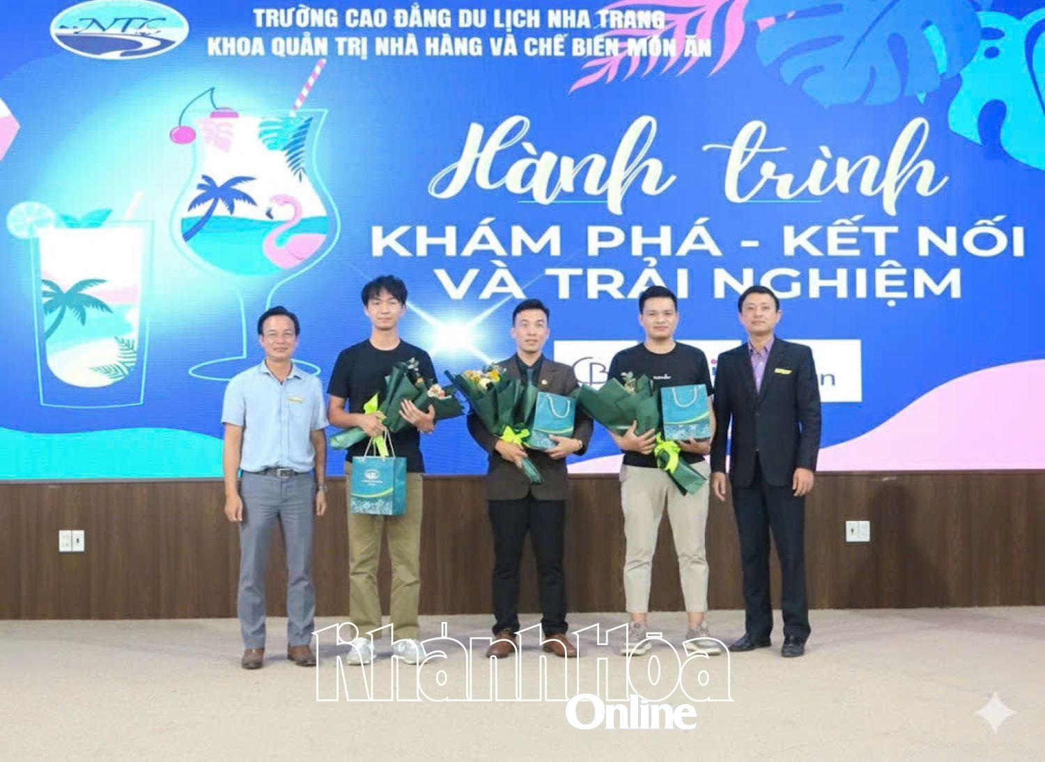 Đại diện nhà trường tặng quà cho nhà tài trợ và đơn vị đồng hành cùng chương trình.