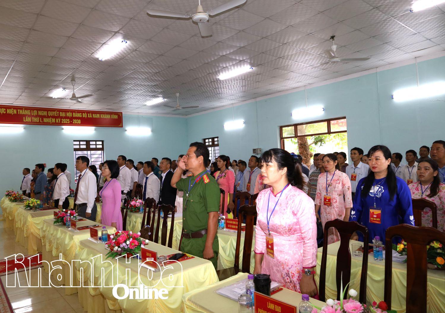 Các đại biểu thực hiện nghi thức chào cờ.