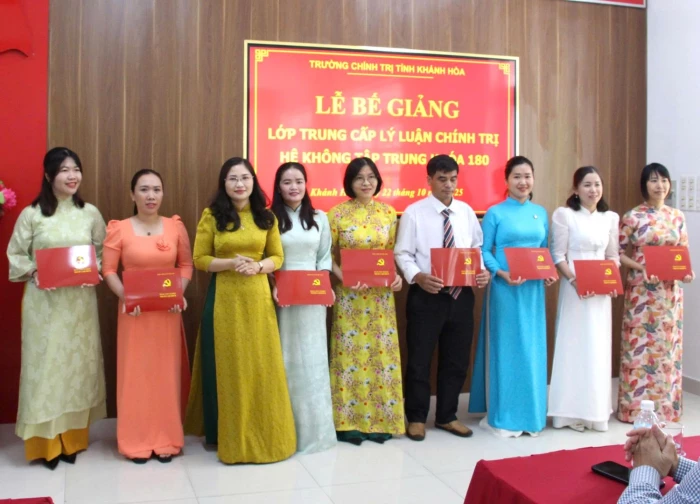 Bế giảng lớp Trung cấp Lý luận chính trị hệ không tập trung khoá 180