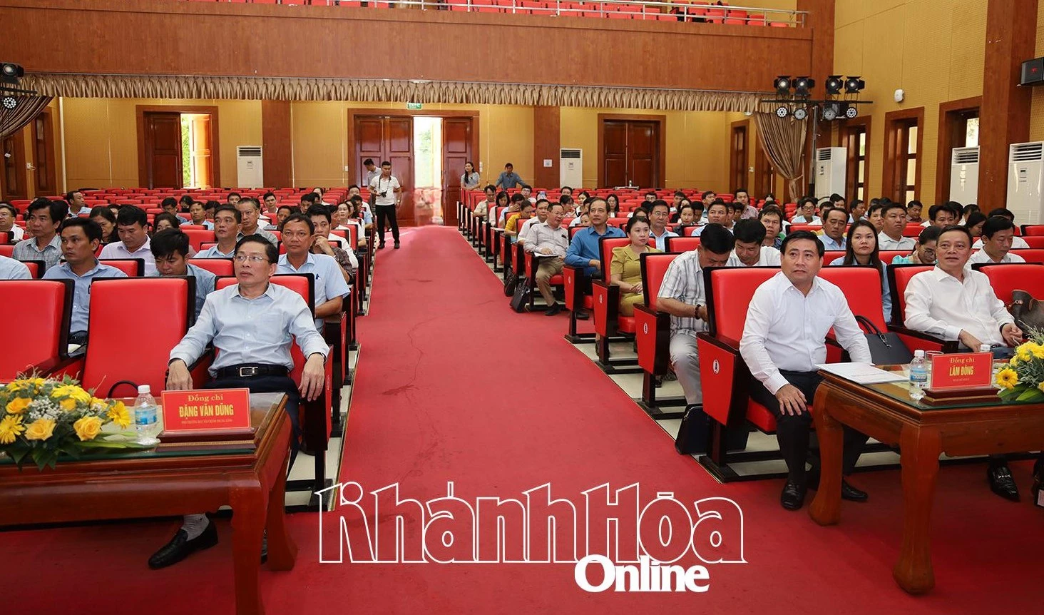 Các đại biểu tham dự hội nghị.