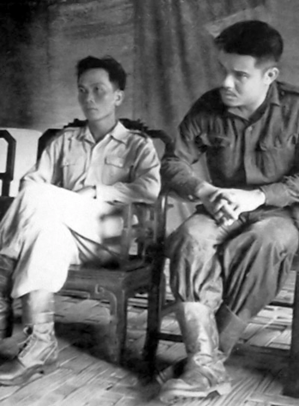 Đại tướng Võ Nguyên Giáp (bên trái) và luật sư Phan Anh tại đình Xuân Hòa, xã Ninh Phụng (nay thuộc phường Ninh Hòa) vào đầu năm 1946. (Ảnh tư liệu)