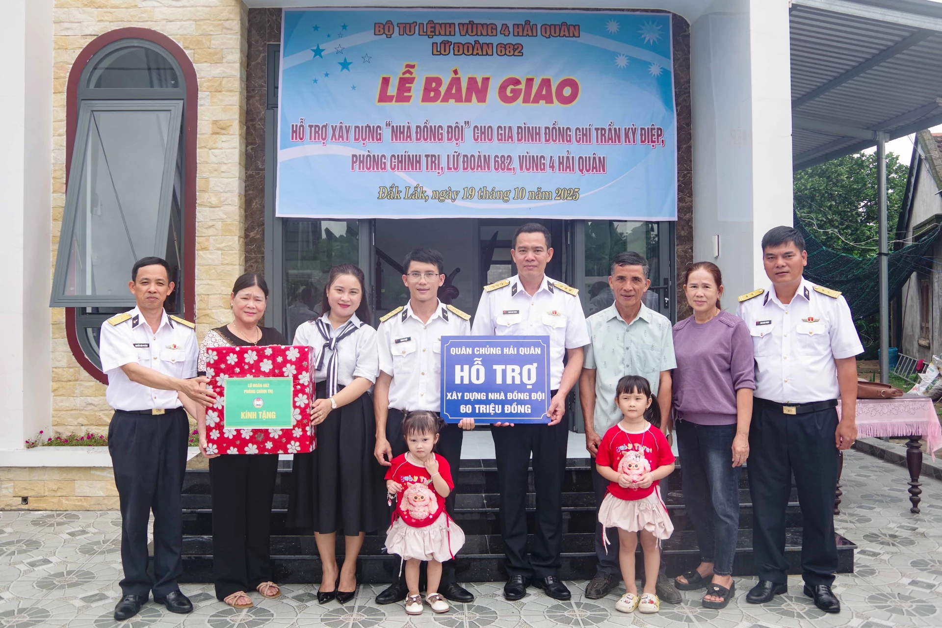 Lữ đoàn 682 bàn giao Nhà đồng đội cho gia đình quân nhân.