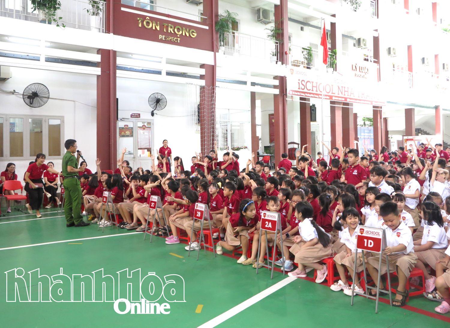 Các học sinh hào hứng tham gia chương trình. 