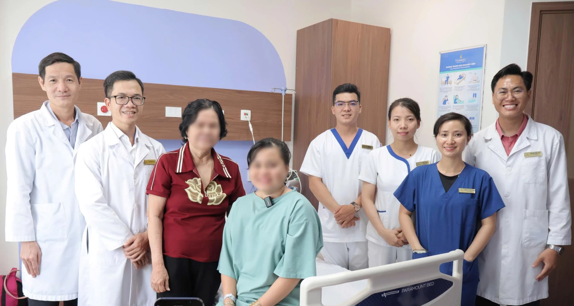 (Ảnh 2 – Bệnh nhân cùng nụ cười tự tin bên các bác sĩ Vinmec)