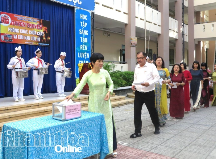 Trường THCS Trưng Vương quyên góp ủng hộ nhân dân Cuba và tổ chức ngoại khóa phòng cháy, chữa cháy