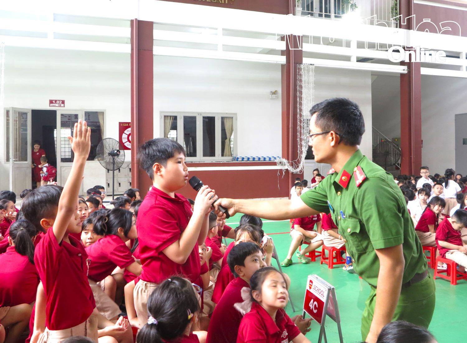 Giao lưu trả lời câu hỏi tìm hiểu kiến thức về phòng cháy, chữa cháy. 