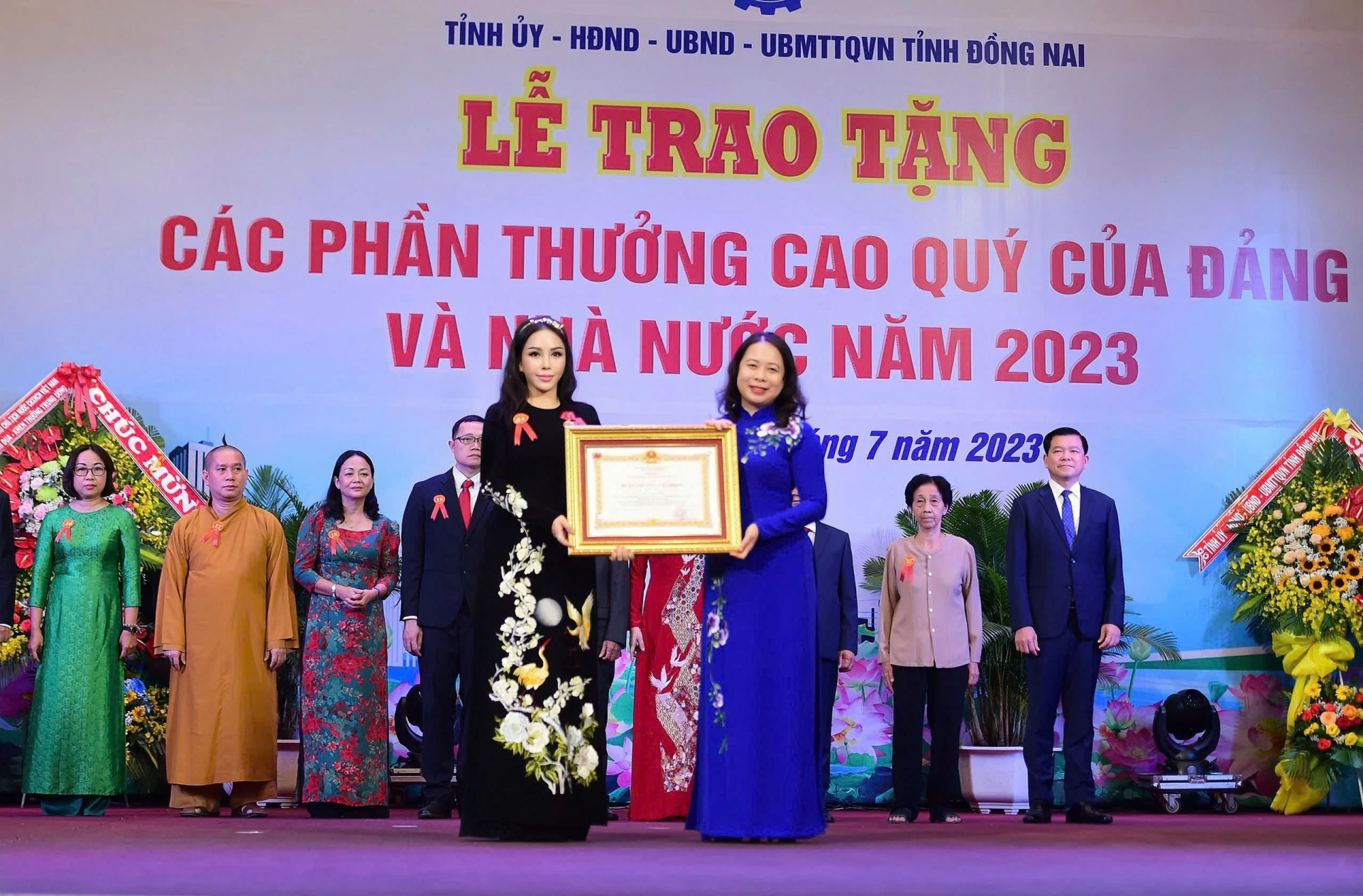 Phó Chủ tịch nước Võ Thị Ánh Xuân trao Huân chương Lao động hạng Nhất cho bà Lê Nữ Thùy Dương - Phó Chủ tịch Tập đoàn KN Holdings.