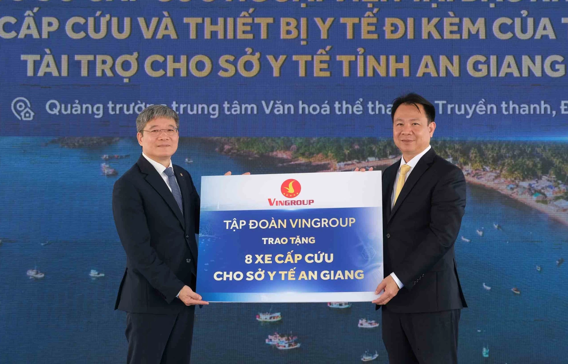 Đại diện Tập đoàn Vingroup trao bảng tượng trưng tặng xe cấp cứu và trang thiết bị y tế đi kèm cho đại diện lãnh đạo Sở Y tế tỉnh.