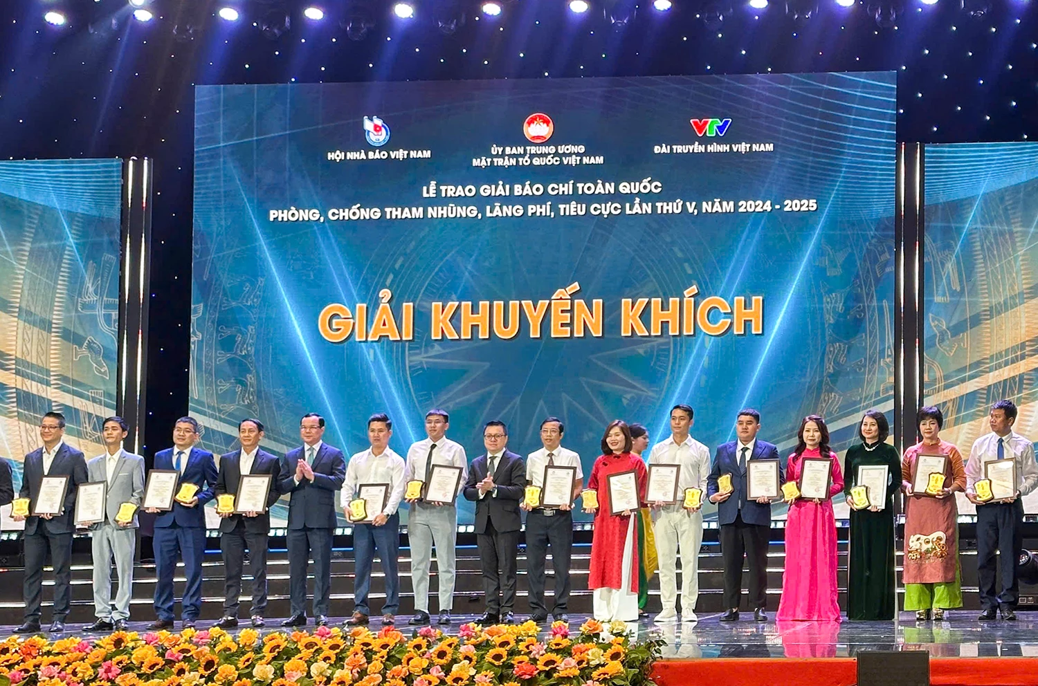 Đại diện Ban tổ chức trao giải Khuyến khích cho các tác giả, nhóm tác giả.