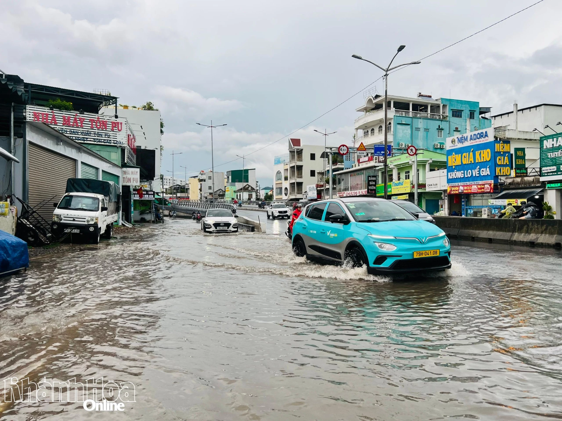 Đường 2 bên chân cầu vòng xoay Ngọc Hội bị ngập, gây cản trở giao thông.
