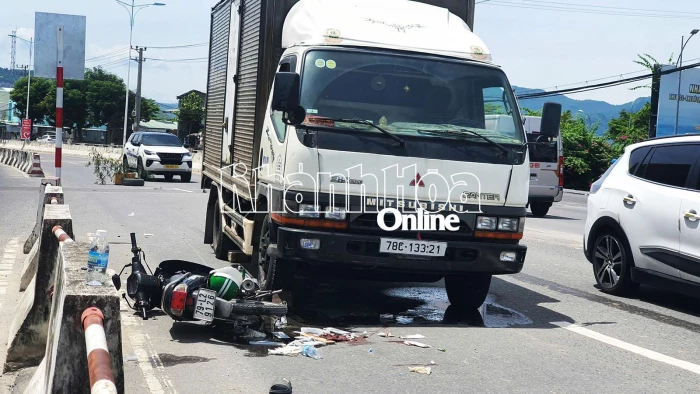 Va chạm với xe tải, người đàn ông đi xe ôm công nghệ tử nạn