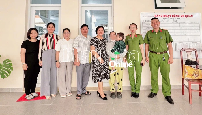 Bé trai 4 tuổi bị bỏ rơi ở Nha Trang đã về với mẹ
