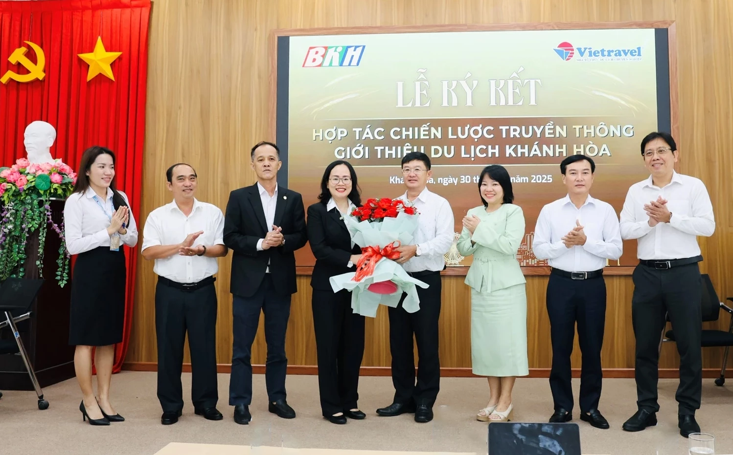 Lãnh đạo Báo và Phát thanh, Truyền hình Khánh Hòa tặng hoa cảm ơn sự đồng hành của lãnh đạo Vietravel tại lễ ký kết.
